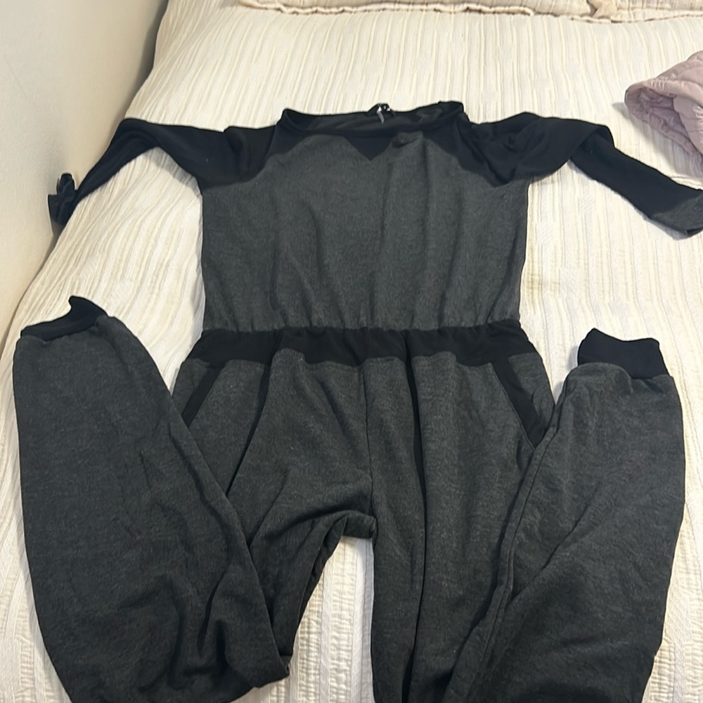 Tarte jumpsuit in comfy sweatshirt material. This is extremely cozy!